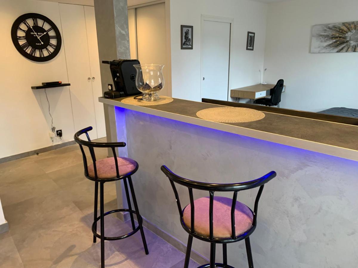 Grand Studio Tres Agreable Avec Bar, Cuisine Et Terrasse Cagnes-sur-Mer Exterior photo